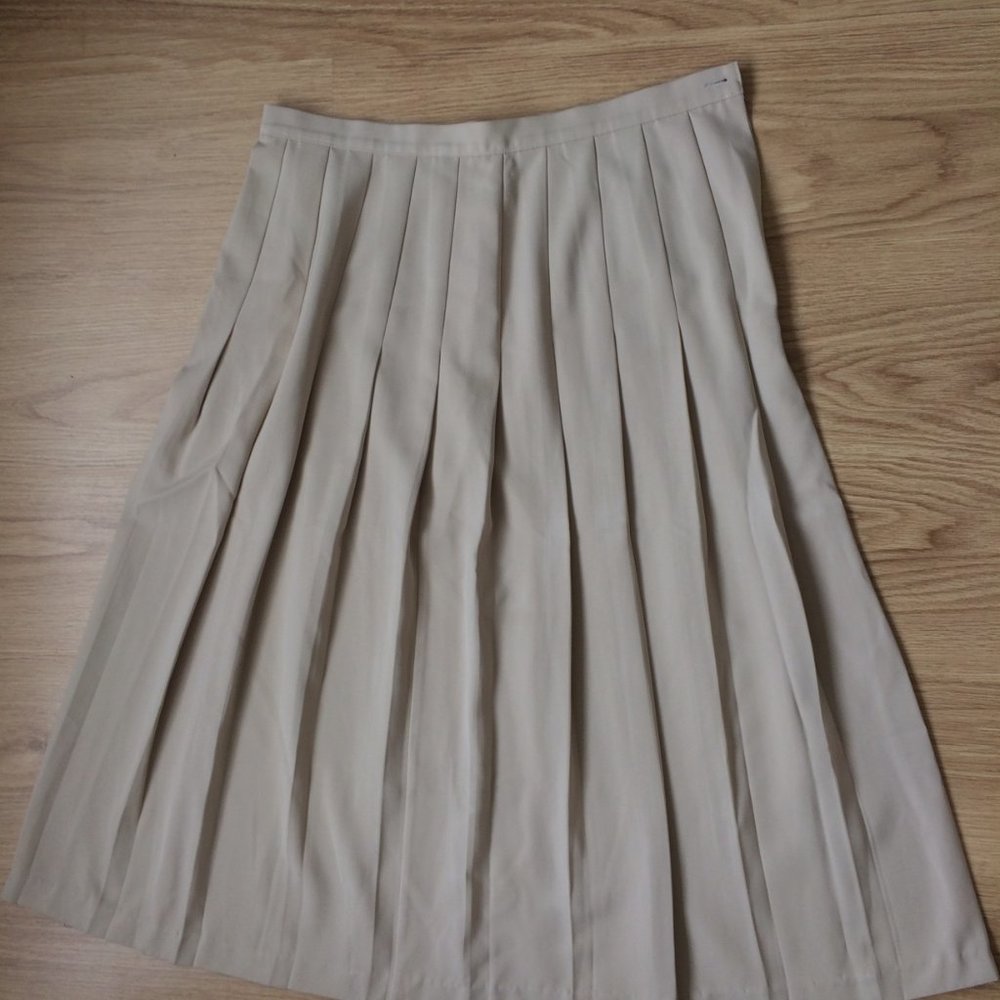 - Beige Mark & Spenser 100% polyester skirt UK18 US 16 waist 32 Hip 43, L 32in